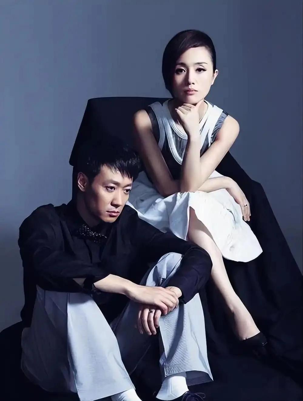 这是朱媛媛、辛柏青陪女儿参加六一活动的照片吗？一家三口穿着白色T恤亲子服，朱媛媛