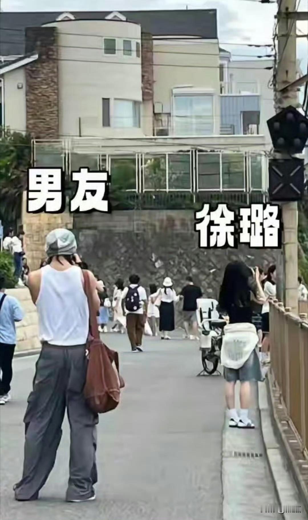 有网友在日本偶遇徐璐和小5岁男友甜蜜度假，同行的吴崇轩一头长发尽显帅气，全程化身