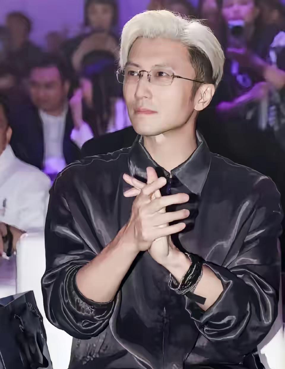 那个砸吉他的谢霆锋，死了。真的。在泉州。一头银发，没有一丝杂质，把几万人的