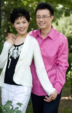 1999年，央视主持人白燕升和周佳刚新婚9个月，周佳突遭六级伤残，瘫痪在床，为了