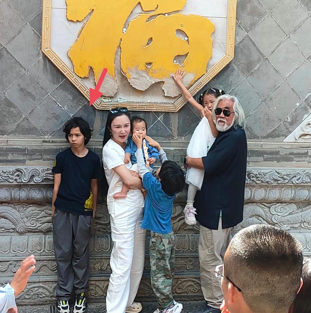 张纪中和家人一起爬五台山，混血大儿子看起来有点可怜，毕竟不是亲爹，感觉有点被排挤