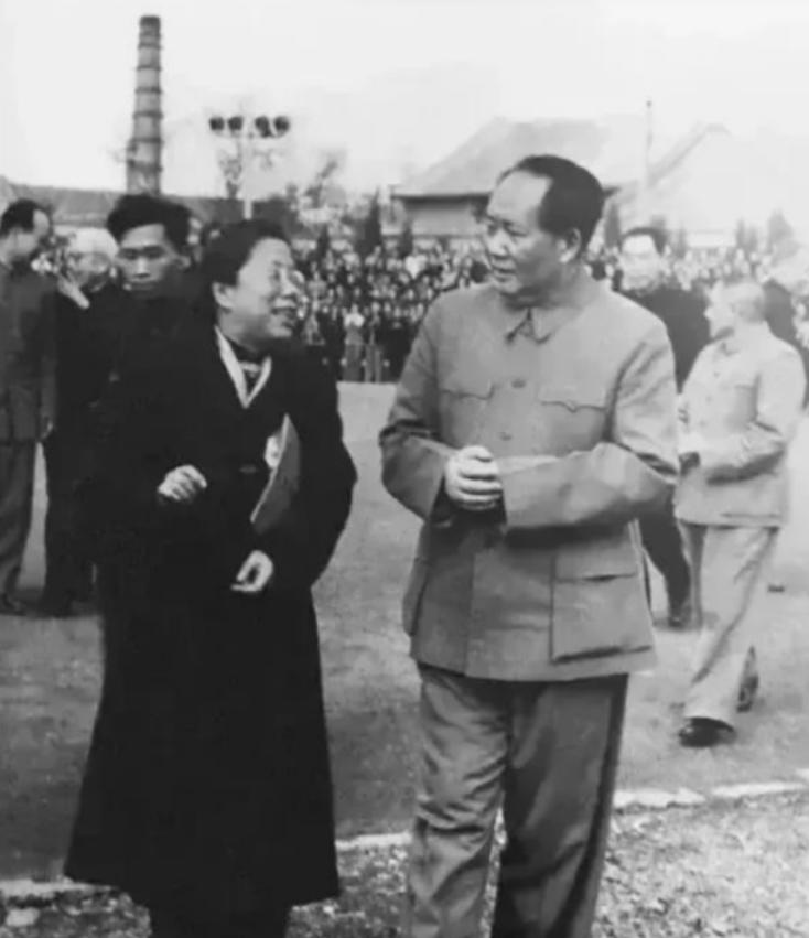 1965年夏天这事太暖心！邓颖超陪同毛主席会见外宾结束后，主动开口讨要新作诗词想