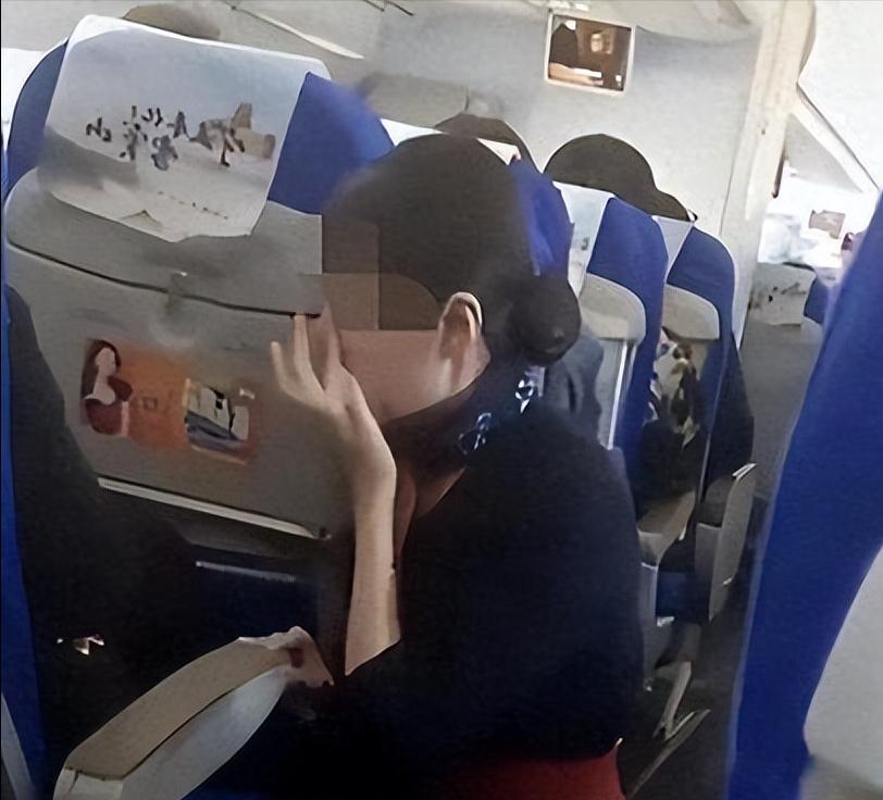 这下闹大了！央媒锐评空姐下跪事件，言辞尖锐，15字一语中的直戳人心！9月
