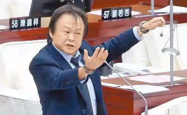 这货的爹原来是个大叛徒！他从不敢提他爹王明德，正因为他爹出卖了组织，害死了