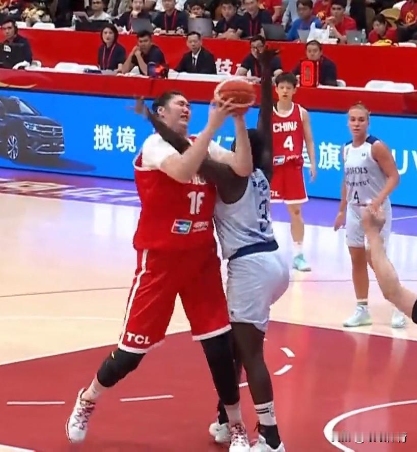 【中国女篮热身赛中国队41-38反超领先上半场】中国女篮热身赛第二节开始，中国