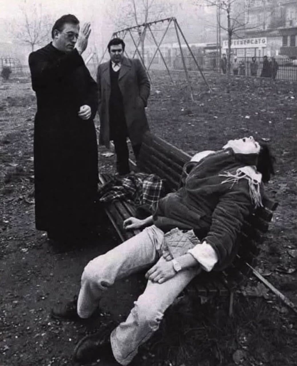【来自投稿】1979年12月，意大利米兰牧师为一名死在街头的流浪者祷告