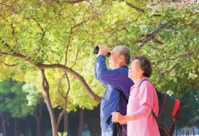 “钱花完了，人没死！”北京一大爷退休后，就想带着老伴环球旅行。不顾女儿反对把房子