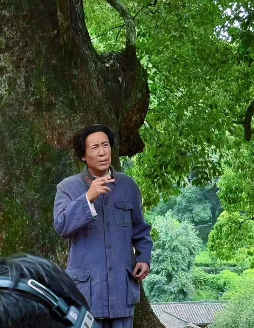 于和伟新剧《伟大的长征》最新路透来了！脸型和身高不对，但整体来说还是很像的，演