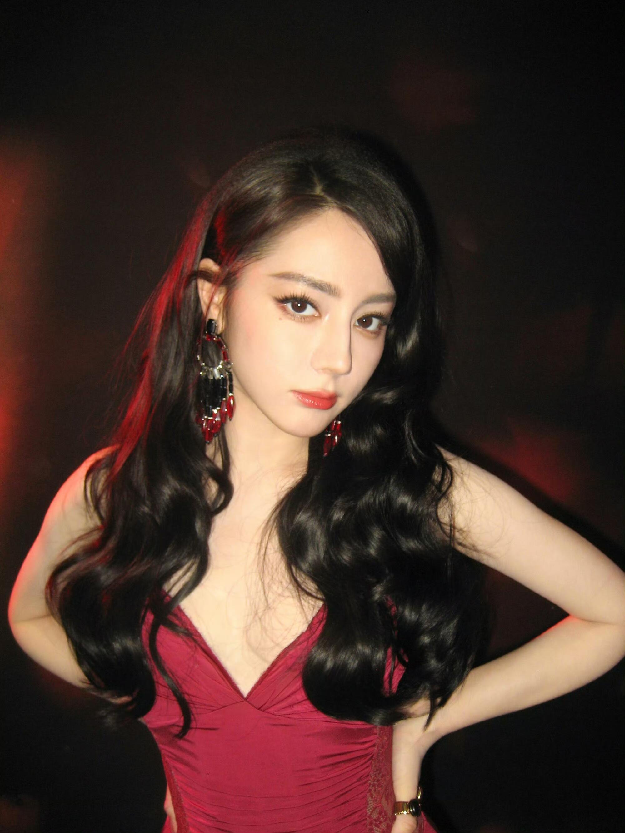 迪丽热巴这一幕名场面高光名场面来了，迪丽热巴的镜头感绝了，一个瞬间就把氛围感拉