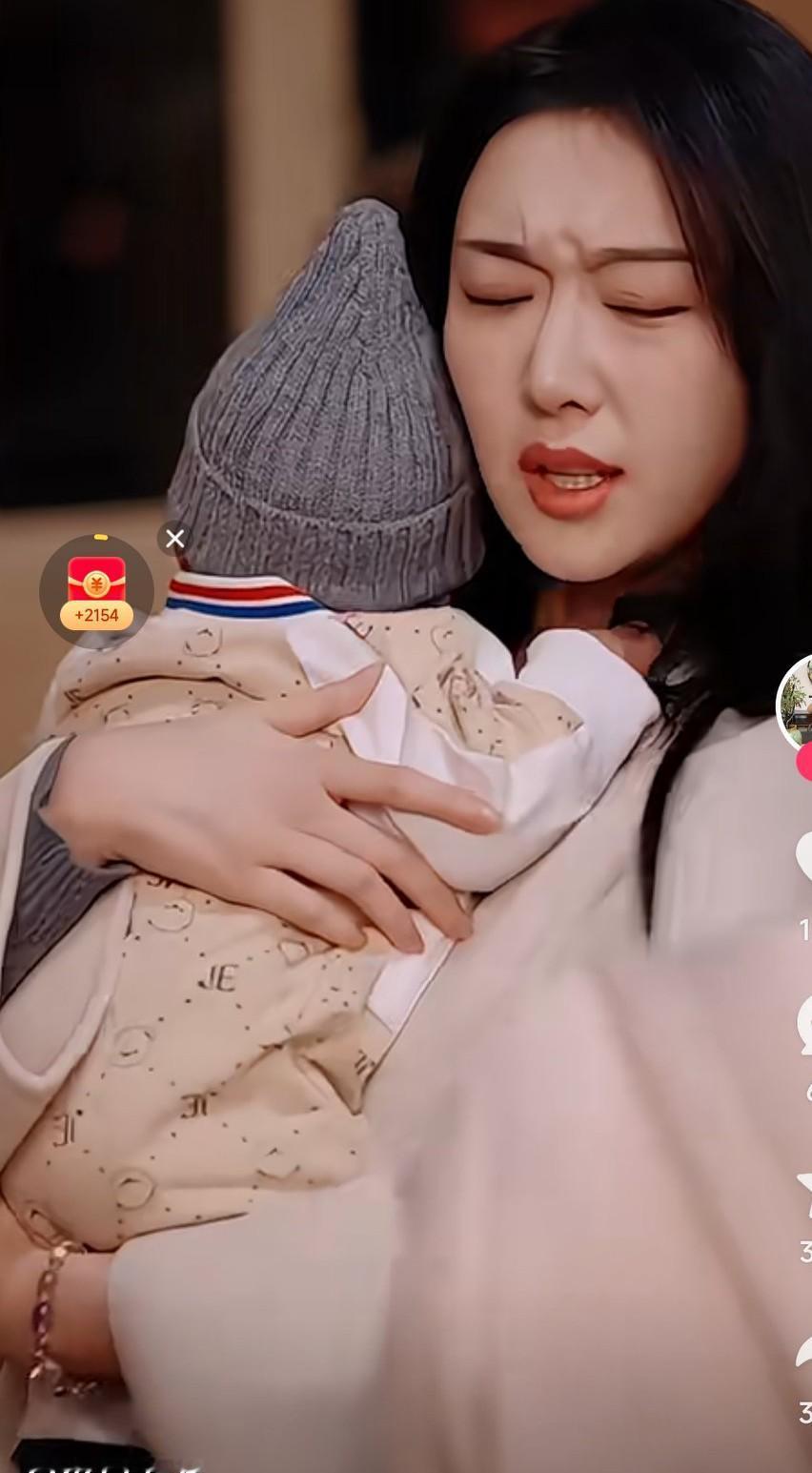 大学生有个男同学，长相一般，家里条件也普通。那时候男生都抢着追校花或者活泼的