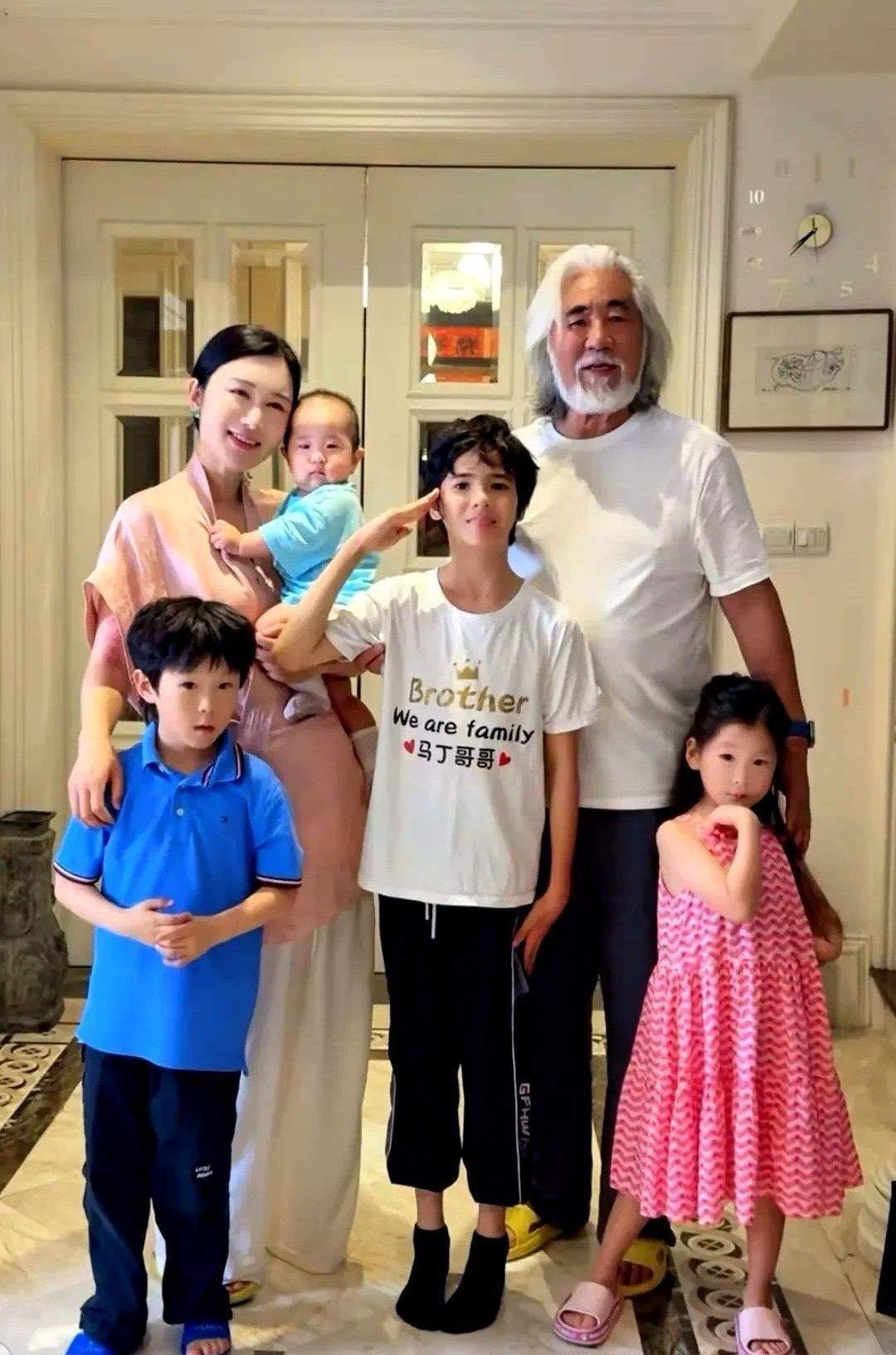75岁的张纪中，儿女都还是幼童，小女儿还不足两岁，跟他同龄的人，都是儿孙满堂，他