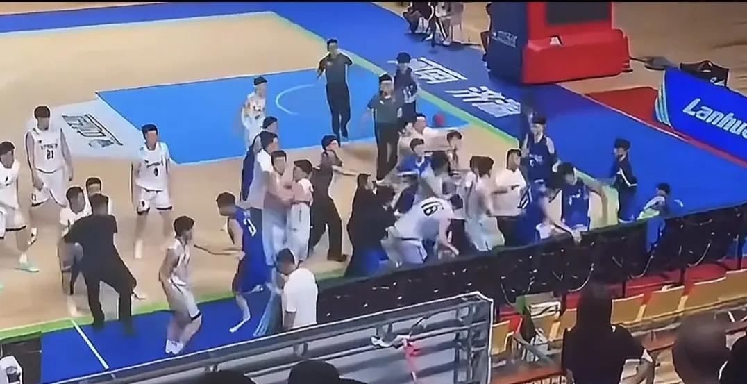 如果2023年辽宁青年队在甘肃打群架的时候，篮协就重罚辽宁青年队。还会有今天U2