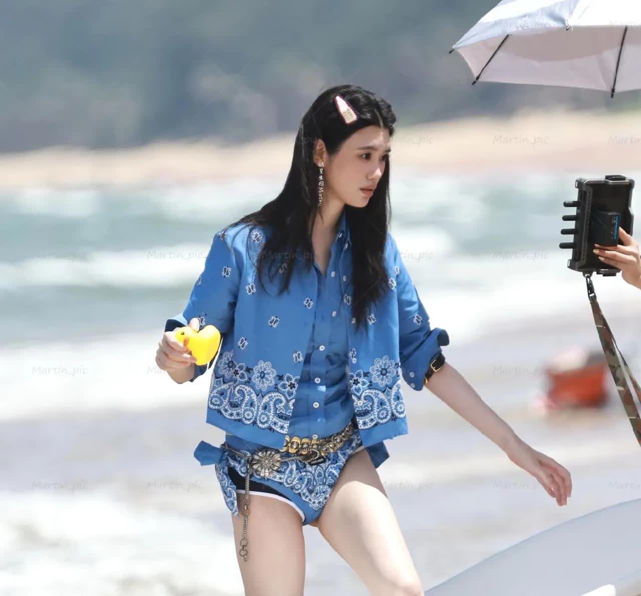 奚梦瑶海边外拍生图超模身材比例好惊人脸型好饱满这种女生脸型很好的，女孩子这