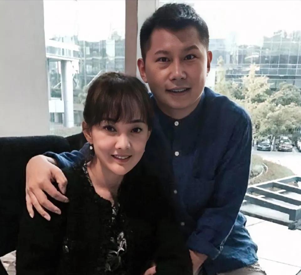 说何云伟和牛莉是完美搭档，还真有点意思。何云伟这哥们儿，1981年出生在北京昌