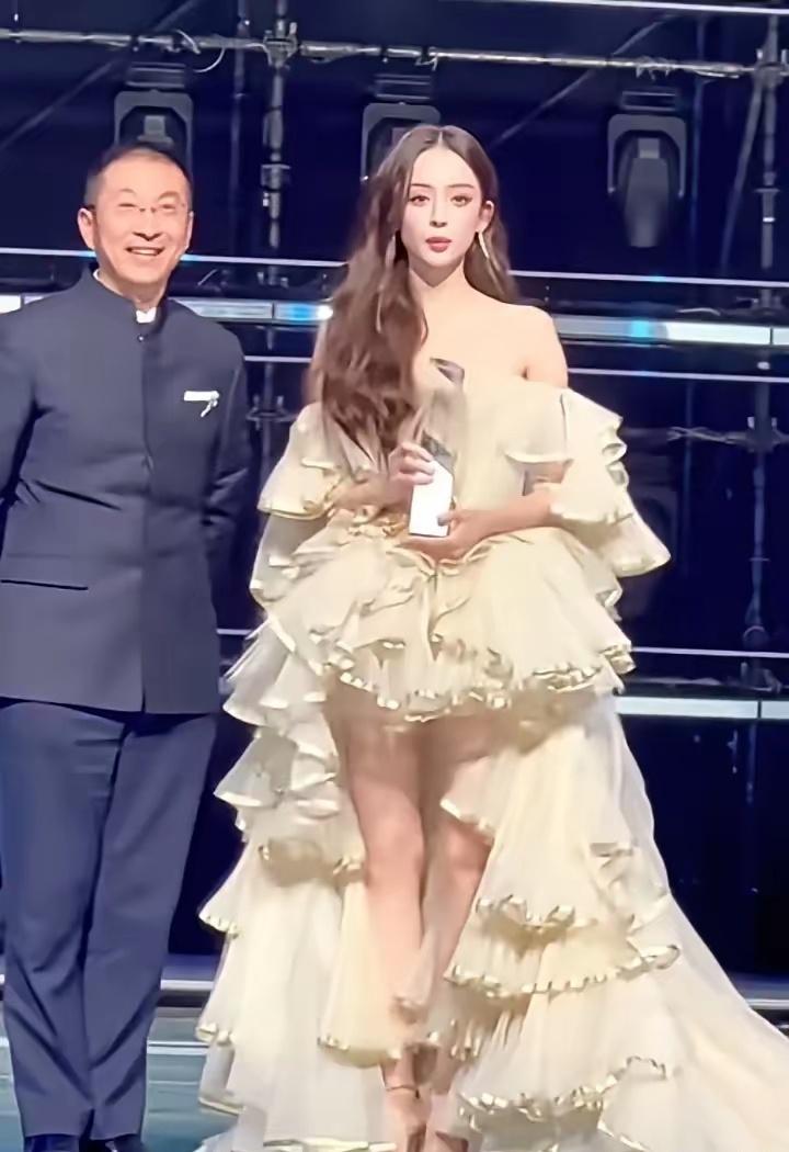 现在理解了为什么那么多人喜欢古力娜扎了，据说她读书时情书多到塞不下抽屉，连走过操