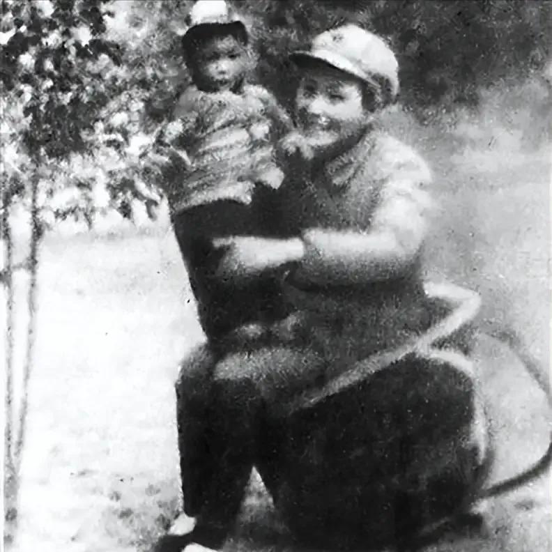 她背着出生仅18天的女儿走完长征，独身60年，女儿后来成为共和国少将！