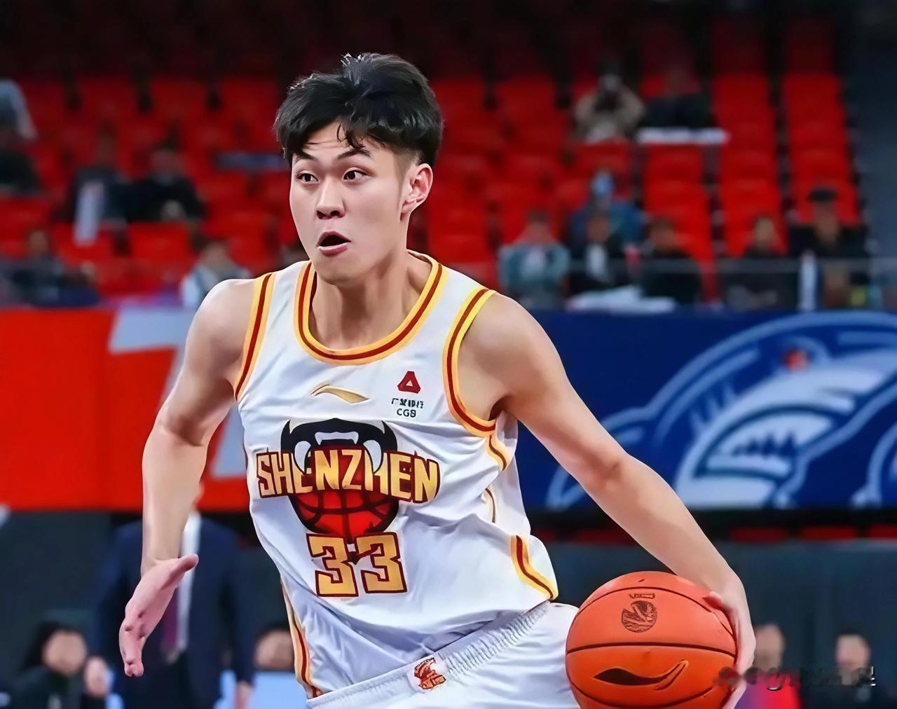 深圳男篮今晚在客场以103-98战胜山西队，创造队史最长的11连胜！1.小将王