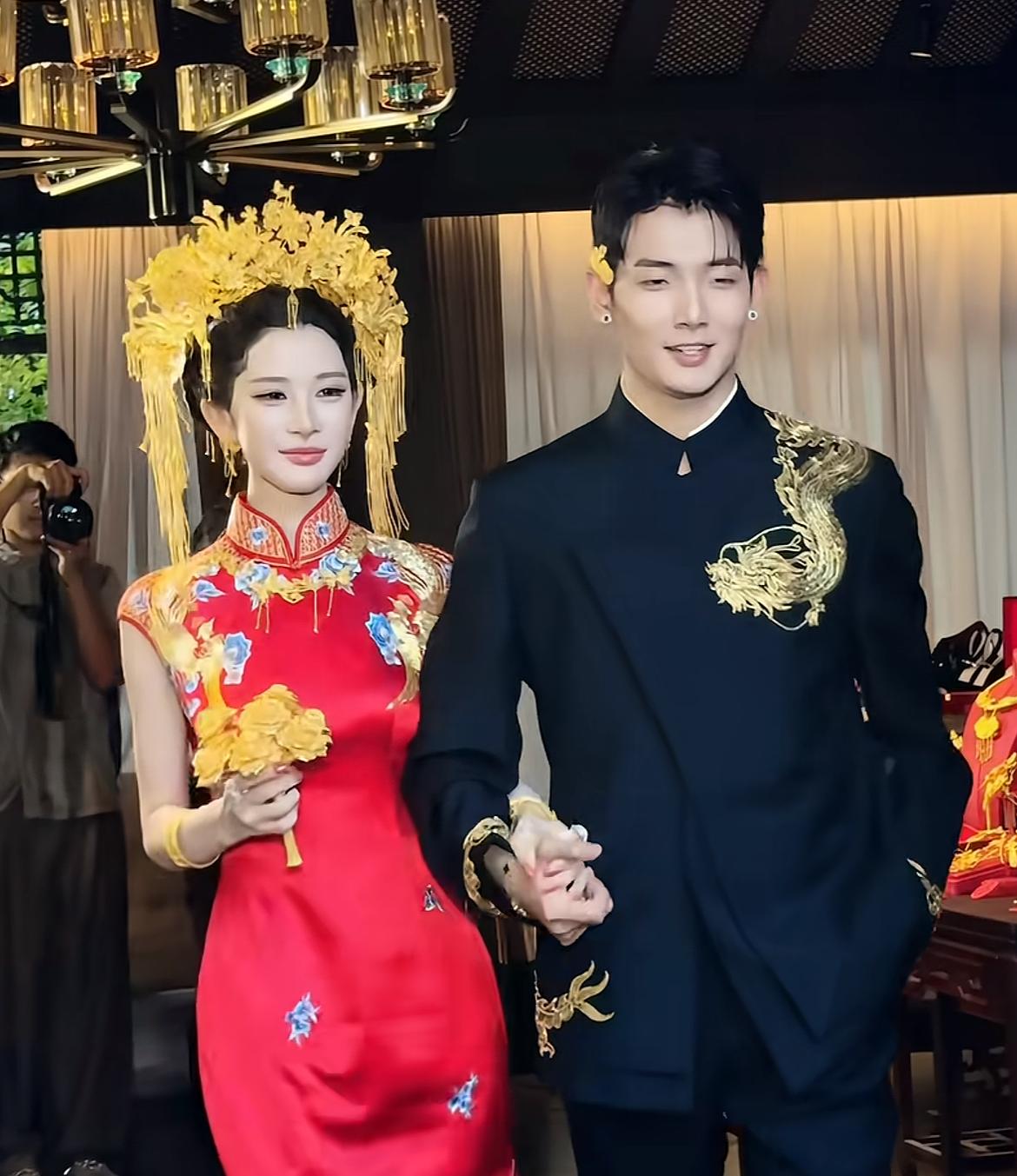 梅尼耶与女友黄婉均订婚，现场画面超富贵，一身的金饰让人非常羡慕尤其是黄婉均的“