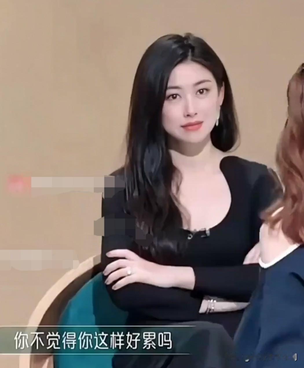 朱珠姐坐资太端庄了，被问“你不觉得你这样好累吗？”[捂脸哭][捂脸哭][捂脸哭]想起
