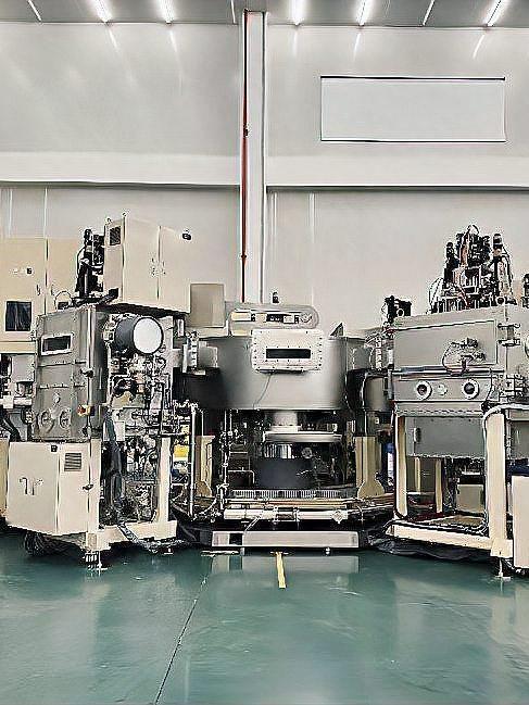 中国打破日本20年垄断！16亿一台的OLED蒸镀机，咱们造得比原版还牛。过