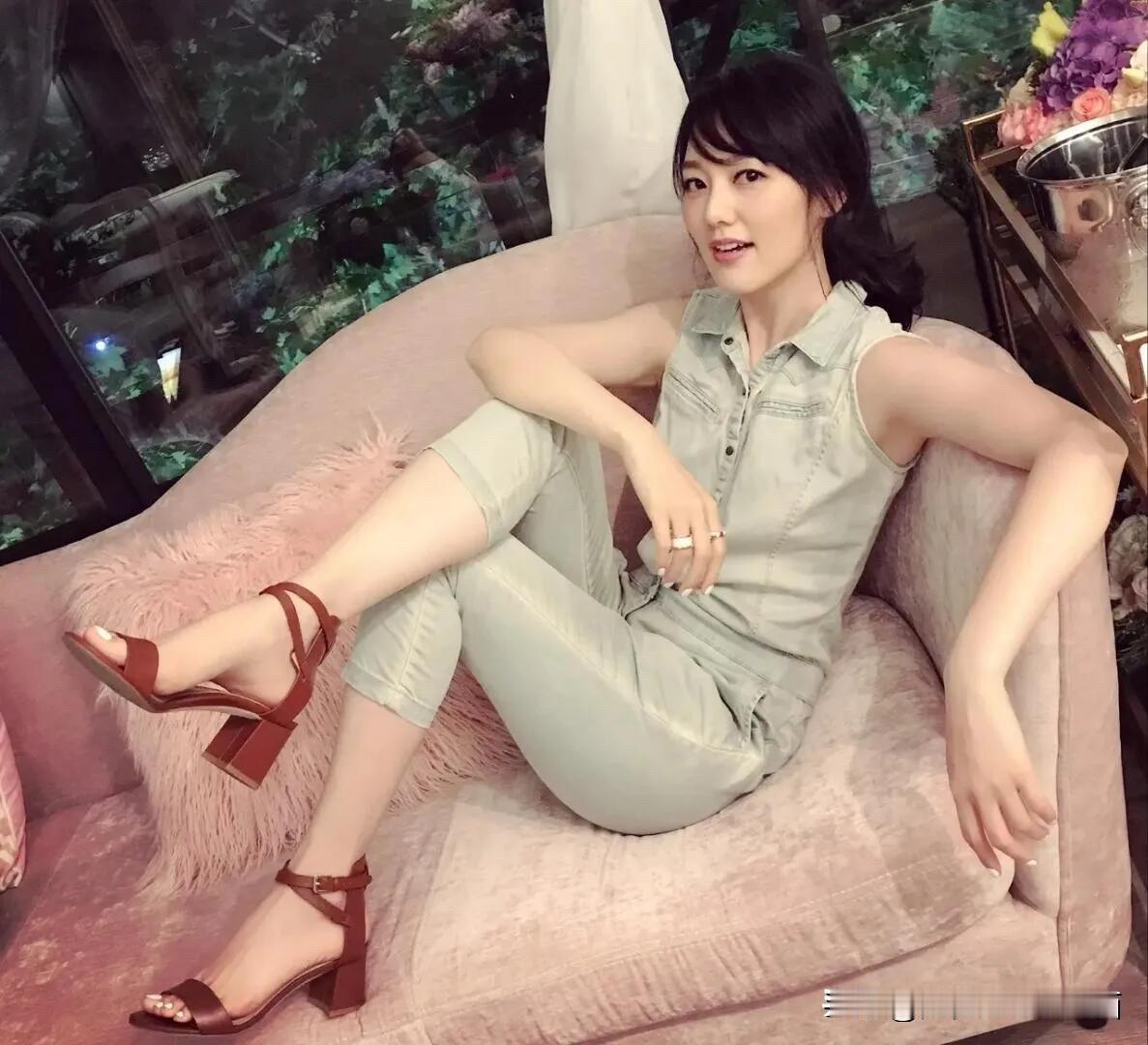 她的美貌真是名副其实，妥妥东方女性的美女，是比周涛还要美的一个女主持人。又圆又黑