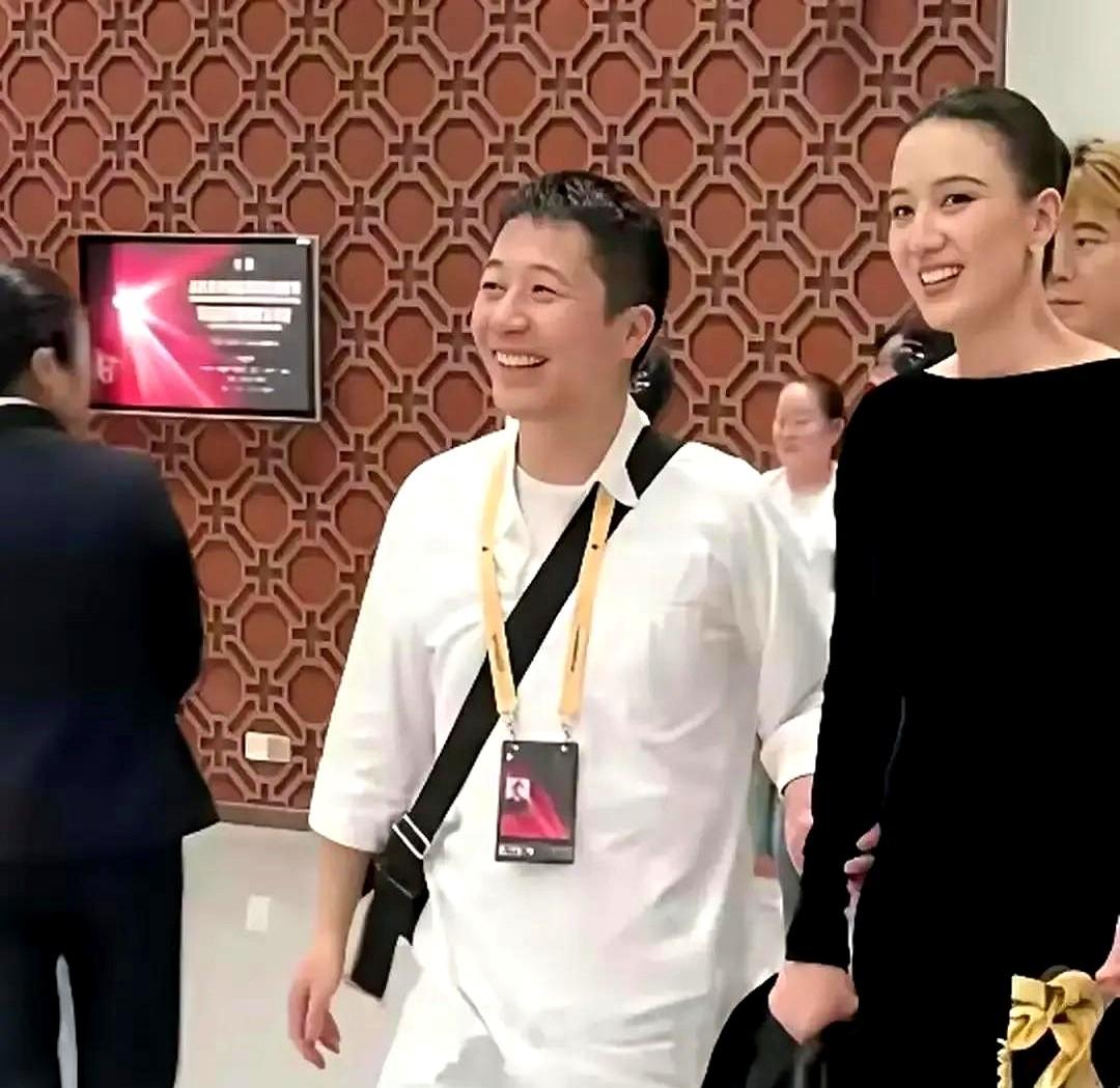 宋佳和王伟又被拍到一起逛大理，徒步照里两人帽子同款，背包同款，连走路节奏都像排练