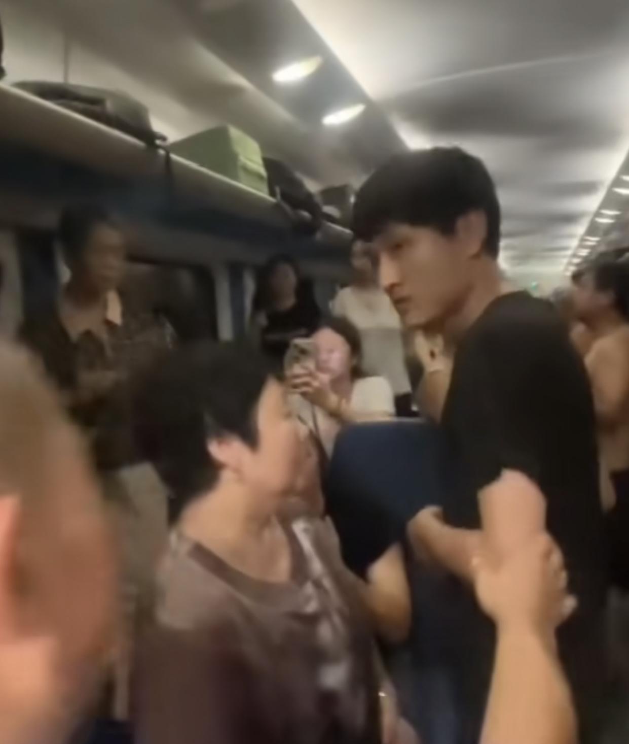 为什么说k1373砸窗男值得佩服：乘务员一砸工作可能就没了，家长一砸可能对孩子