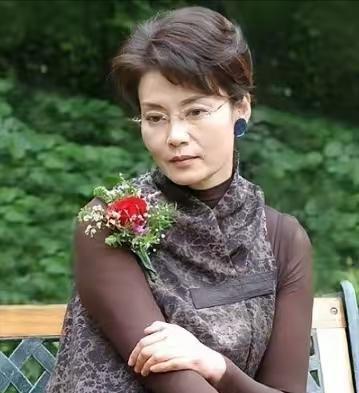一次节目中，朱军对潘虹说:“我要是和您差不多大，我就会往死里追你!”谁知道潘虹冷