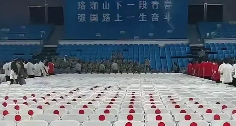 这真是武大开学典礼的现场？不敢相信…这连小孩子都能看出的问题，这么多学校领导、老