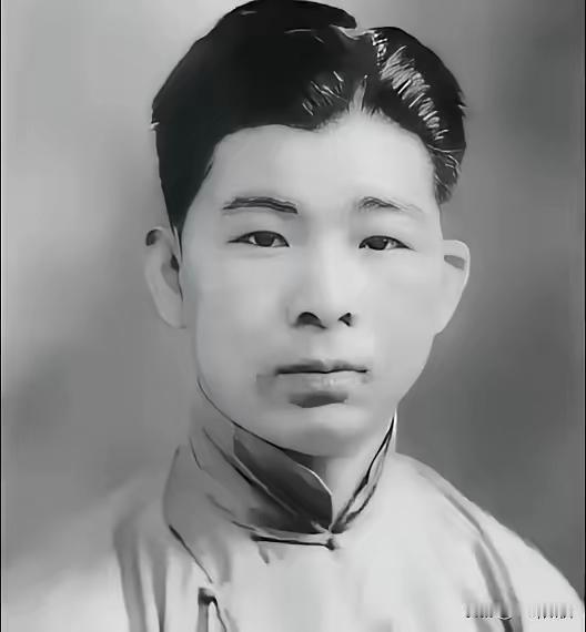 1940年的一个深夜，北平城的街道静得能听见自己的心跳，19岁的富家少爷冯运修，