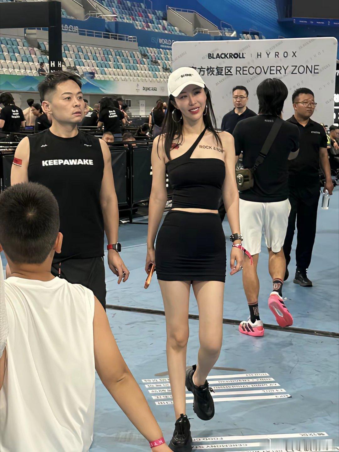 75岁王石现身北京参加室内健身比赛，老婆田朴珺亲自到场支持，两个人在现场疯狂秀恩