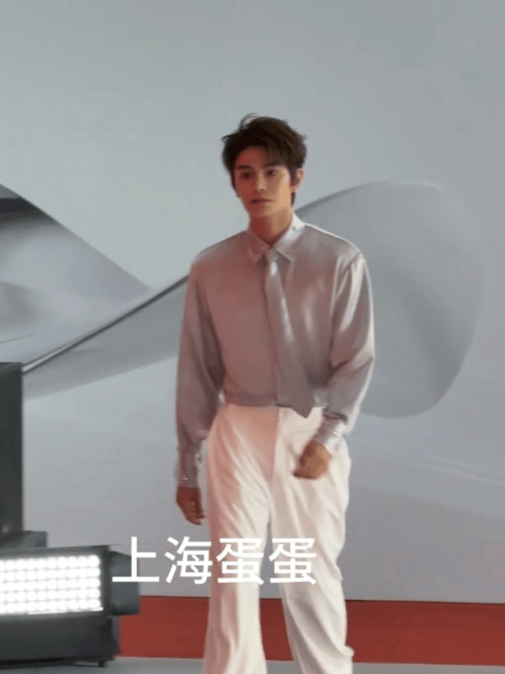 丁禹兮工作室线下小丁线下活动好帅，缎面衬衫look更是贵气十足。​​​