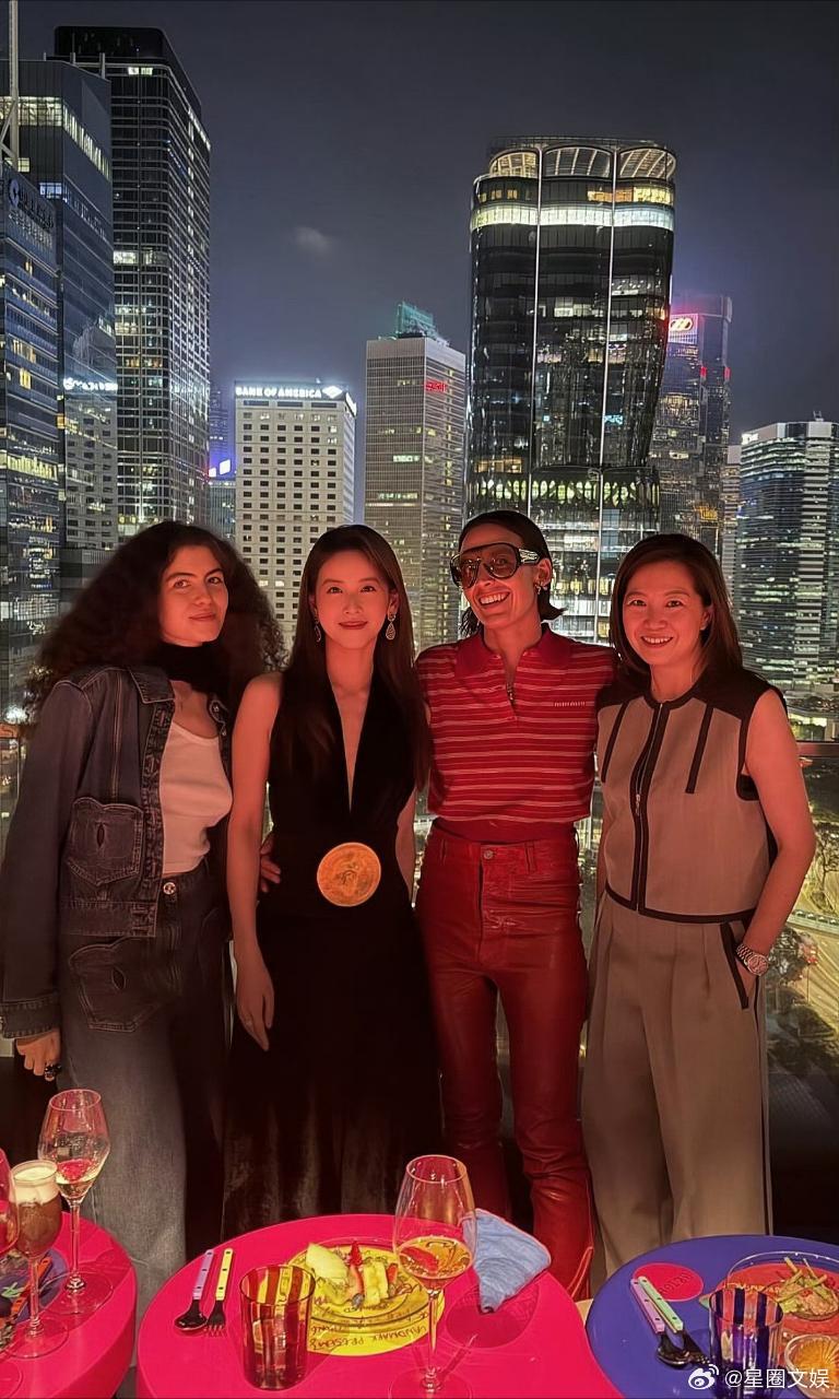 章泽天深V黑裙章泽天穿深V黑裙章泽天一身深V黑裙，好漂亮