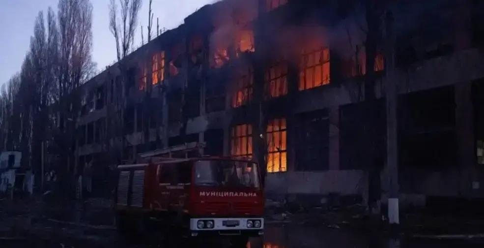 乌克兰南部重镇敖德萨这回真遭了大罪！就在当地时间12月13日清晨，俄罗斯空军扔下