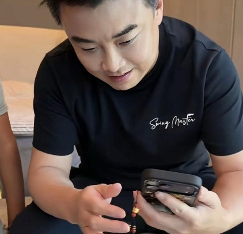 王皓过生日，俩儿子用压岁钱给爸爸买“小金猪”，弟弟拿1100，哥哥出200，做成