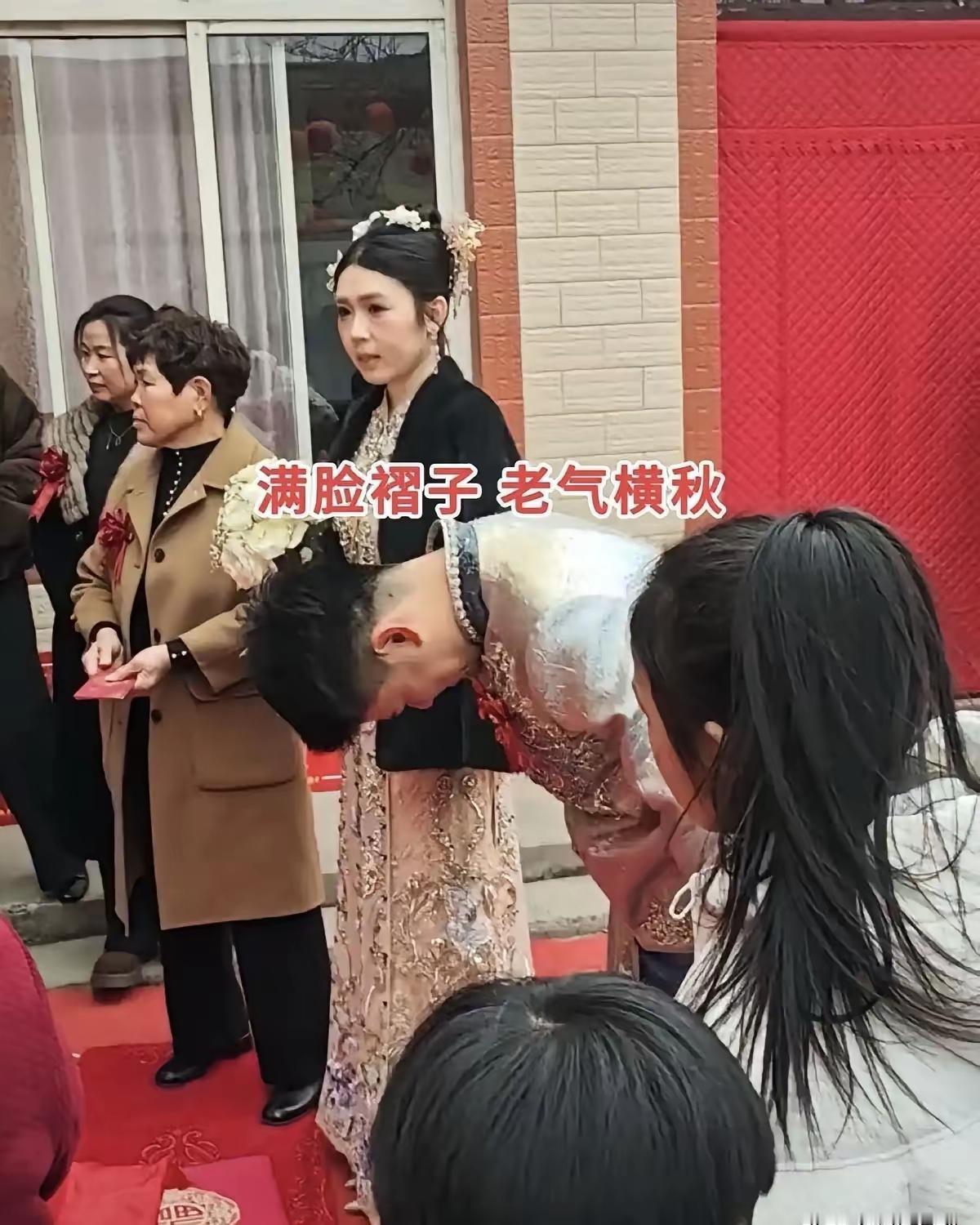 震撼！25岁农村小伙娶36岁成熟女，豪华婚礼背后隐藏的真相，网友直呼：这才是真正