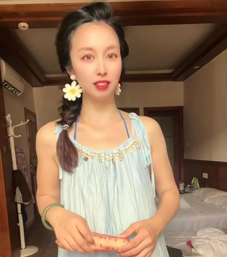 田静的一句反问，她亲妈说儿子不认她吗？把网友问得哑口无言。田静一大家子外出旅游