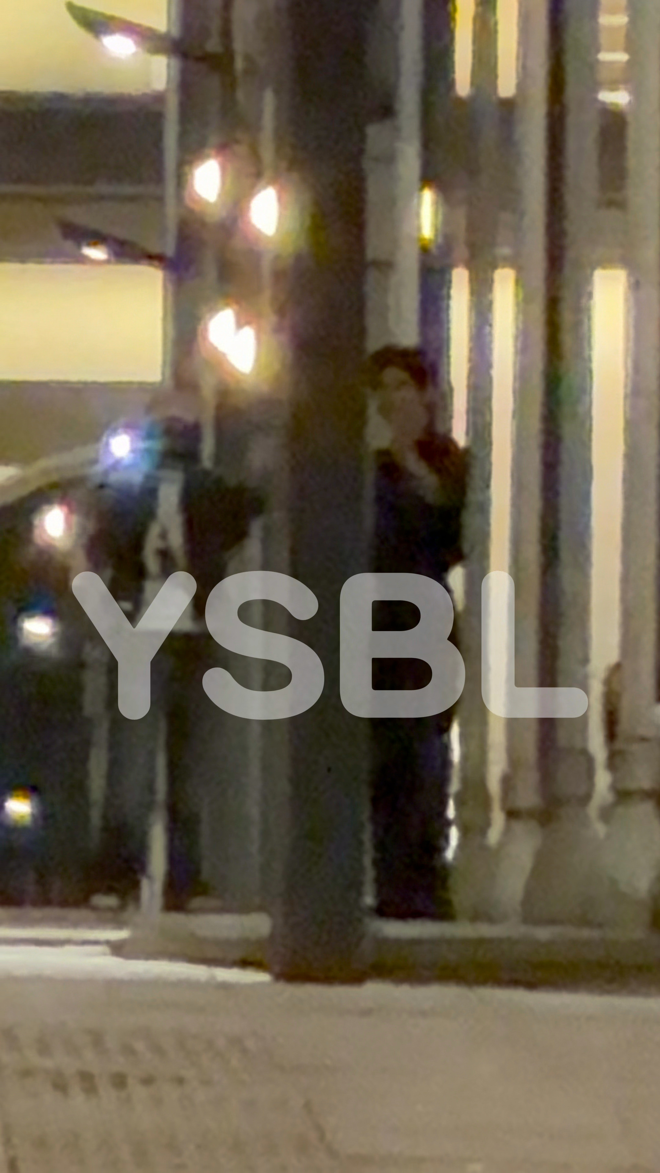 小灰灰是个很有礼貌的小孩来着镜头穿帮了也只是摇摇手让人走开