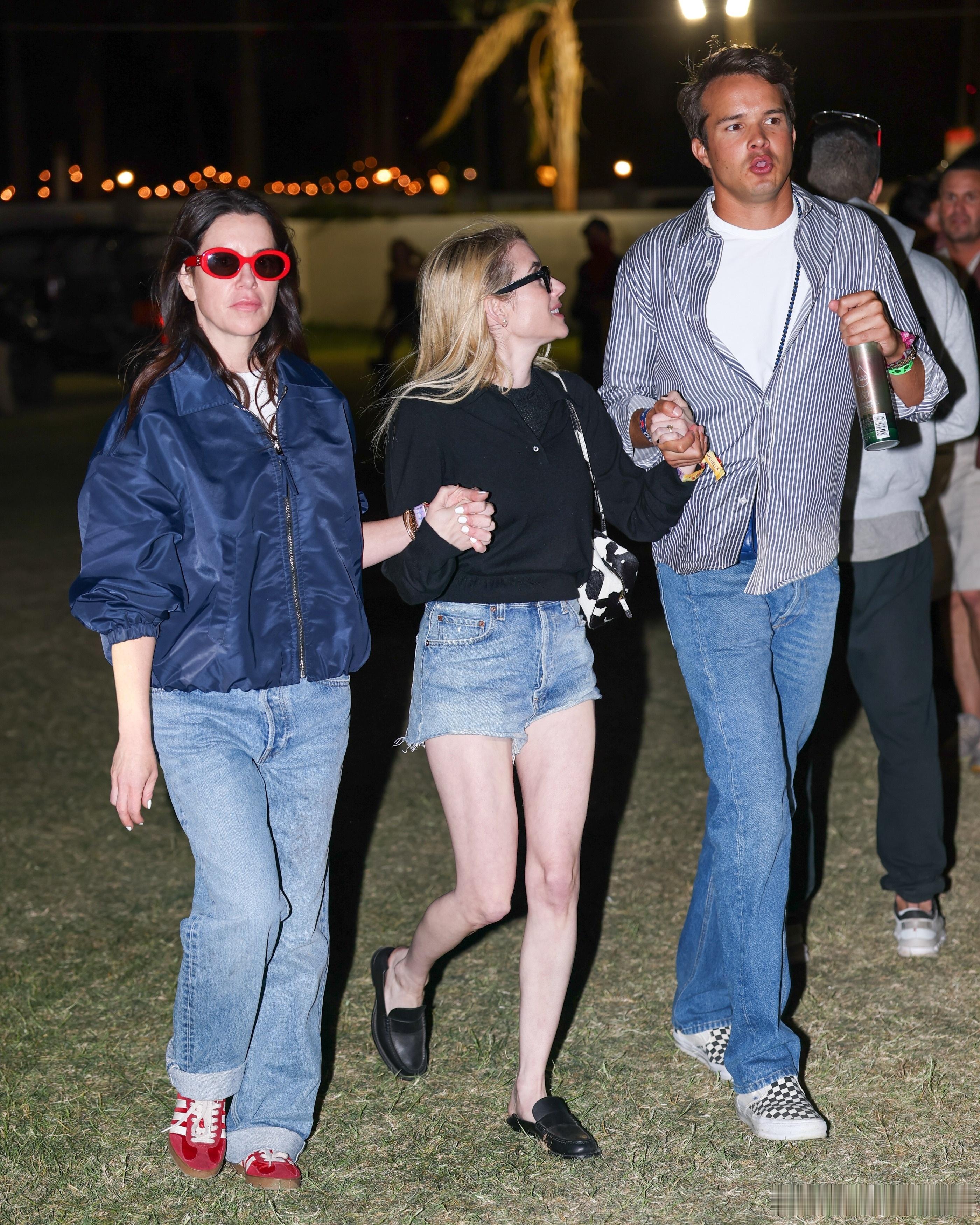 科切拉音乐节第一天，EmmaRoberts艾玛罗伯茨身着热裤露出细长腿和朋友一