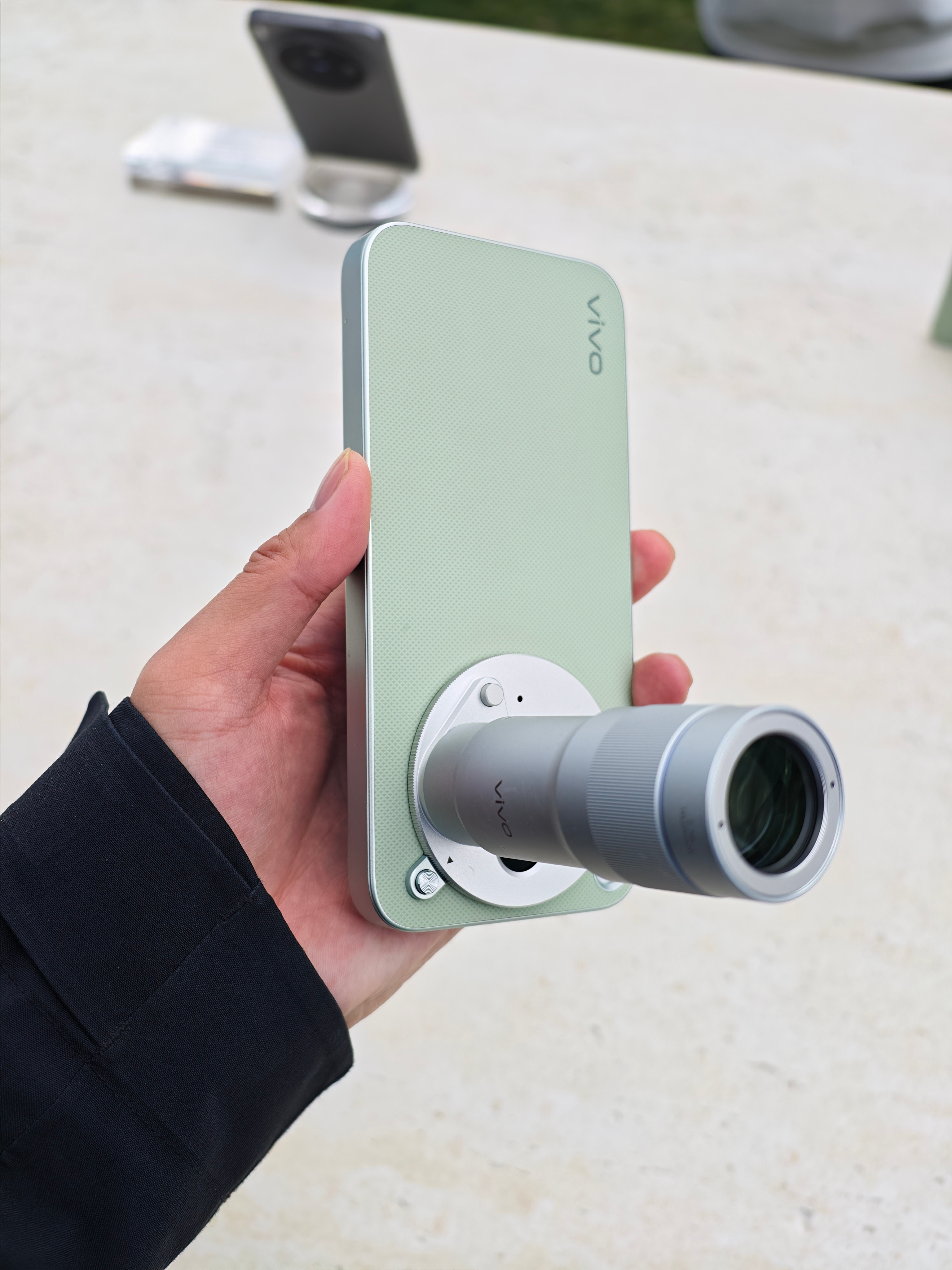 vivoX300s的四个颜色哪个好看？图1的钛黑挺有质感的不过我依然推荐浅绿和