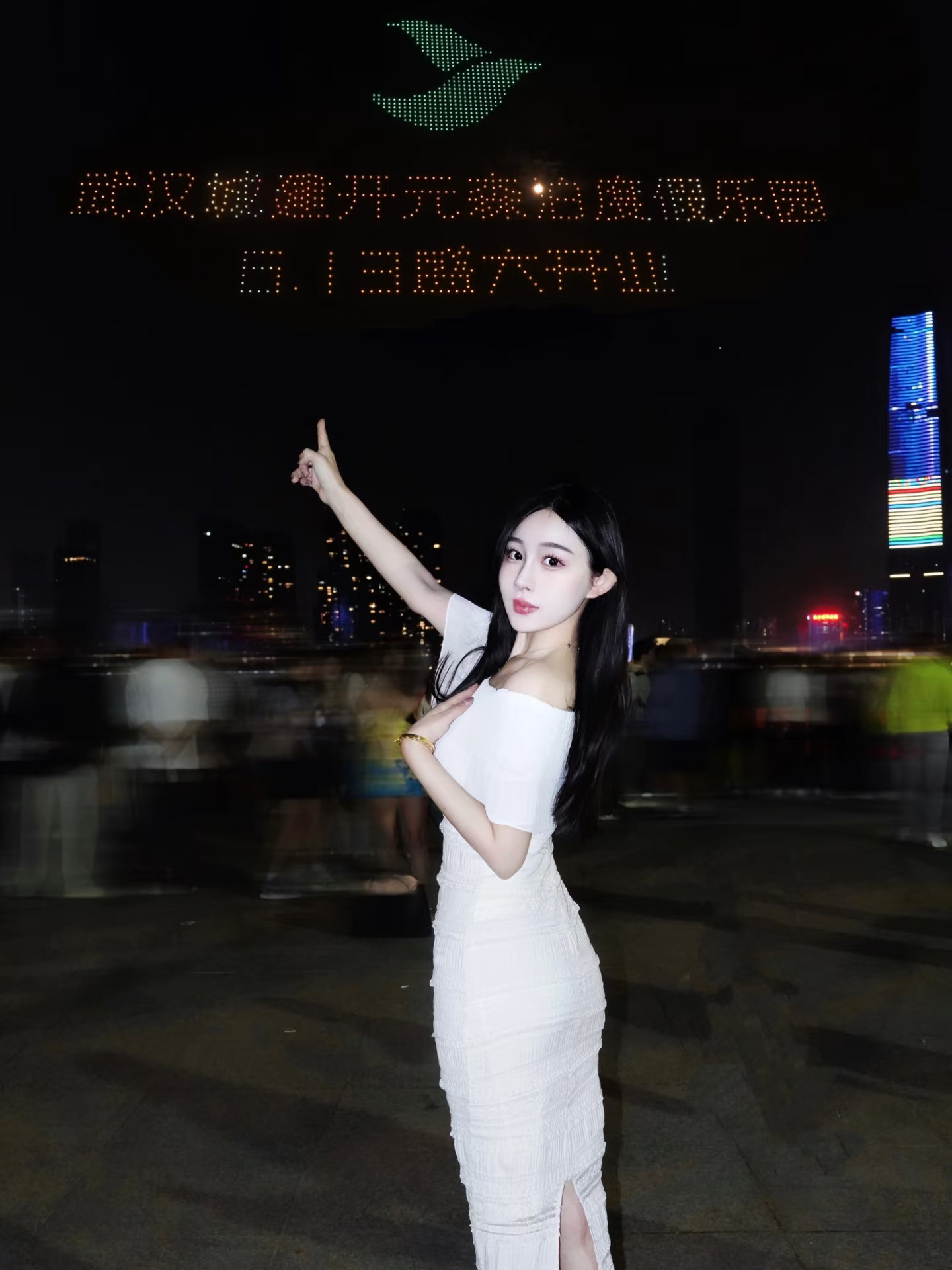 武汉江滩惊现巨型星空画布🌌