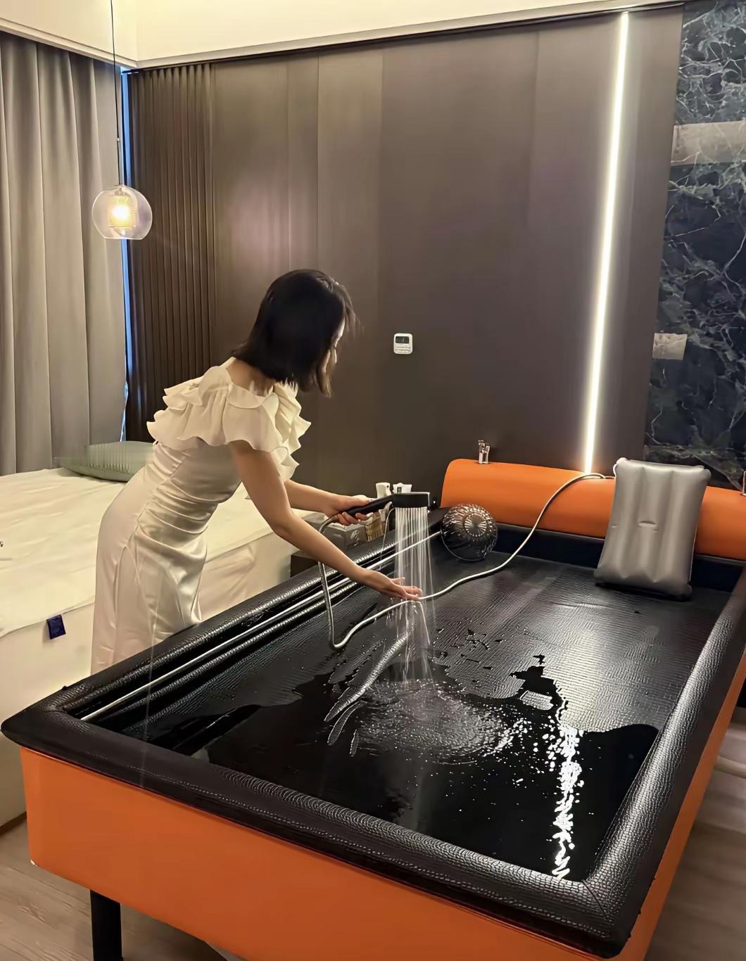 是给顾客洗头的嘛？感觉也不需要这么宽的位置啊，太浪费空间了……