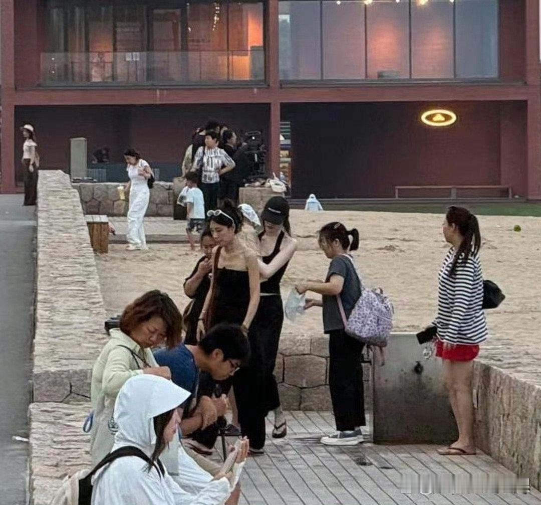陈伟霆、何穗带1岁儿子到秦皇岛海边度假。何穗坐沙滩上逗娃，温馨又有爱！​