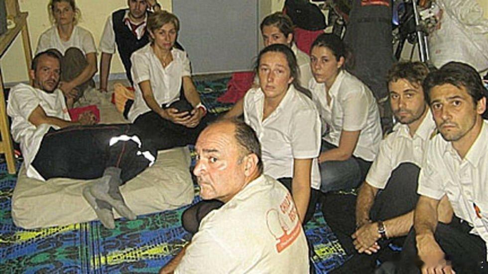 现在大众了解的儿童性贩运网络只是冰山一角。很多罪恶都以慈善之名。法国记者：请仔细