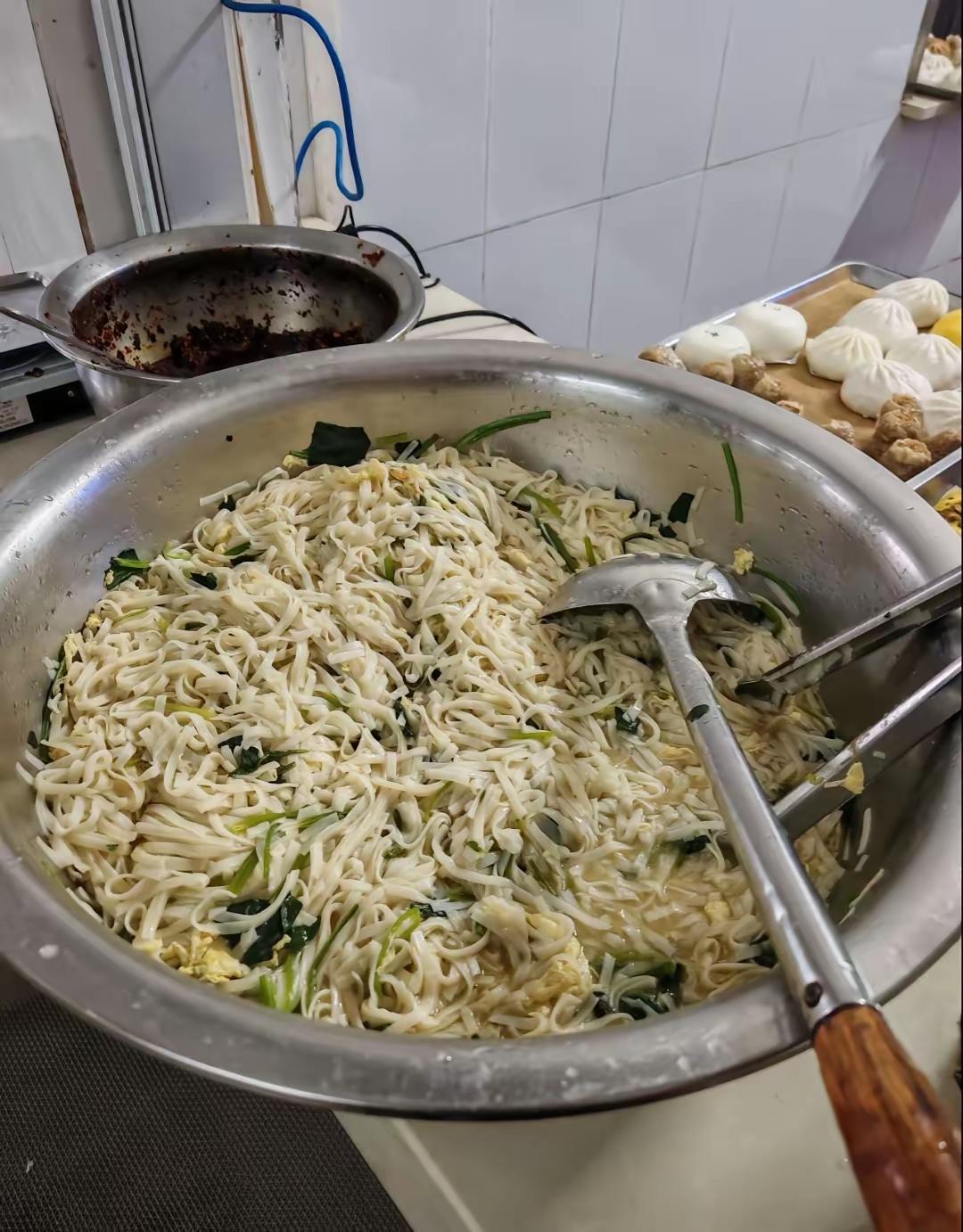 厂里打螺丝，私人企业，中午管吃饱，这伙食还可以吧。出来打工，能省点是点