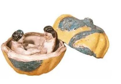 古代女子在成婚之前，对男女之间的完全不懂，出嫁头天晚上，母亲会悄悄把一样东西塞进