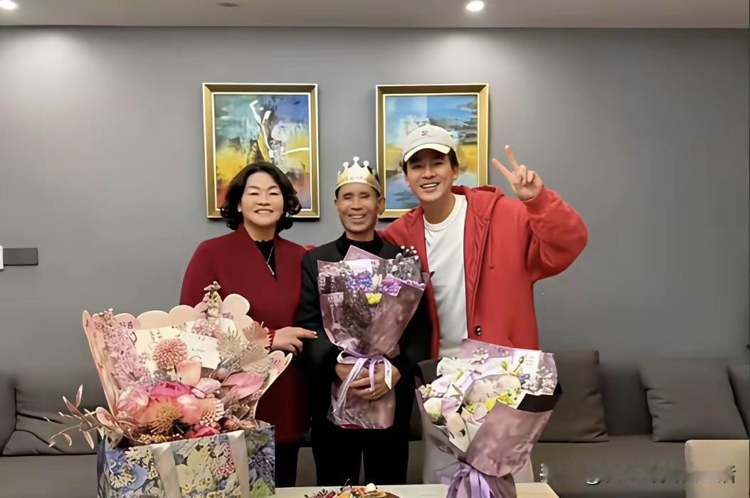 有这么好的一个儿子，当父母的得多骄傲！欧豪的父亲过生日，一家人开开心心的庆祝，