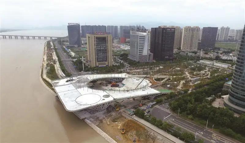 图一是五年前建设中的温州城市阳台后面几张照片是建设好开放的温州城市阳台，温州城