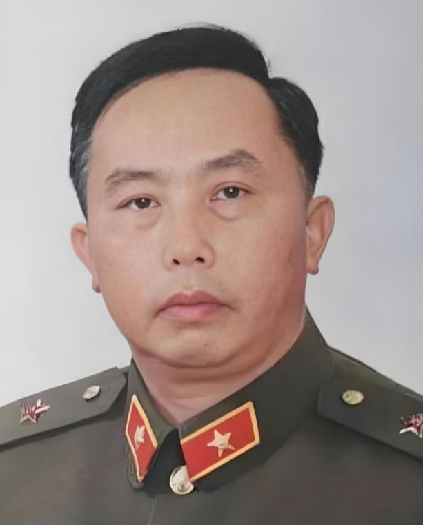 他曾任副总参谋长，自卫反击战的英雄，45岁授少将，47岁升中将，56岁突然