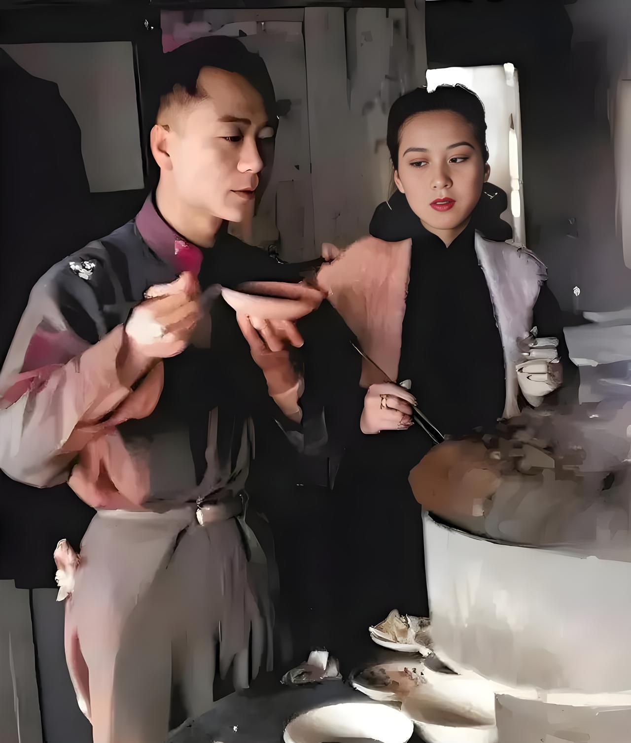 这是1948年的冬季北平。一家烤肉店，一名穿着军装的国军上校，带着他的娇妻一起吃